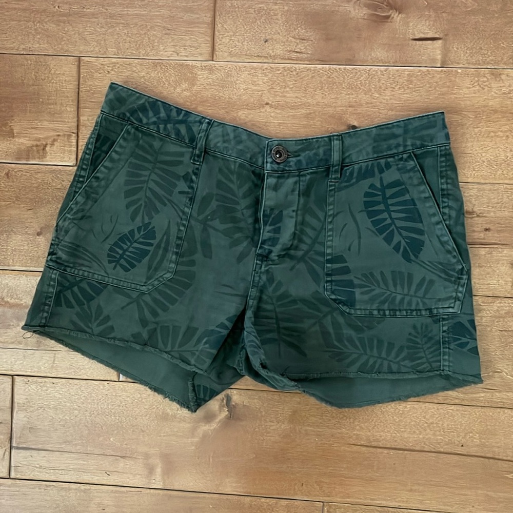 White Crow size 26 green shorts